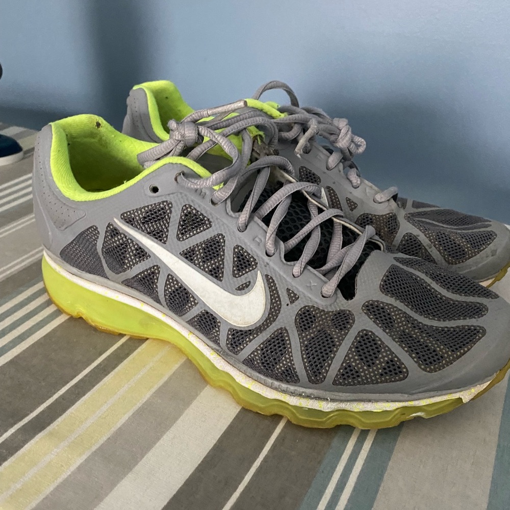 Mens size 10 airmax 2011